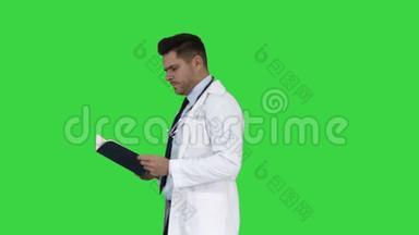 集中医生阅读文件，同时行走在绿色屏幕，铬键。